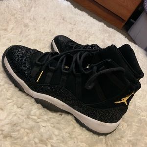 Air Jordan 11 Retro black/metallic, gold-white